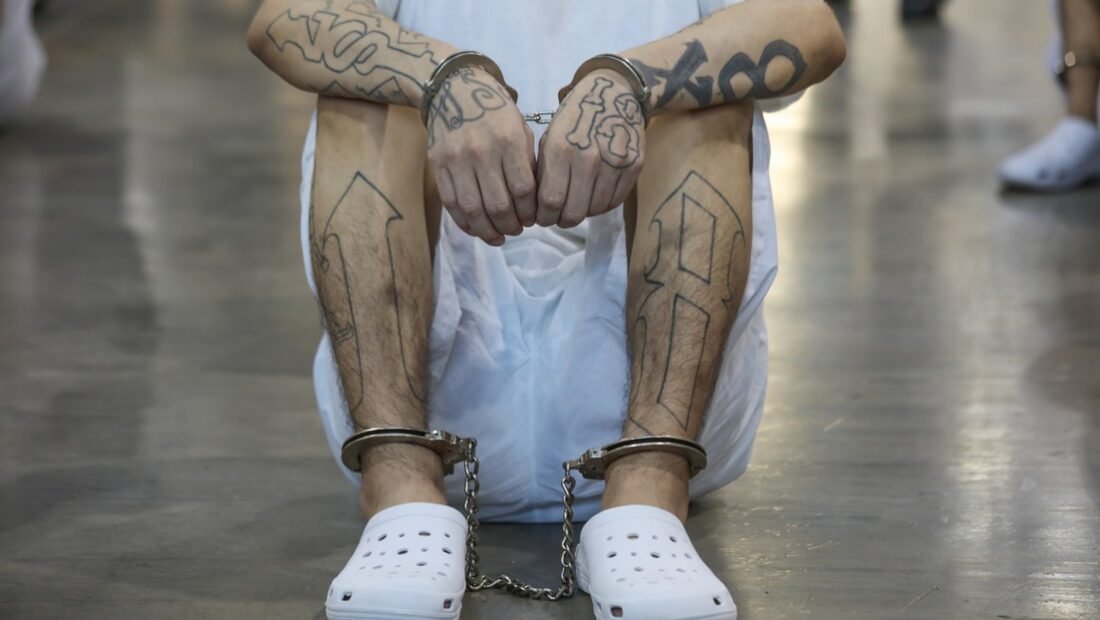 Agentes custodiando a procesados por extorsión agravada tras el fallo de la justicia en El Salvador.