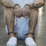 Agentes custodiando a procesados por extorsión agravada tras el fallo de la justicia en El Salvador.