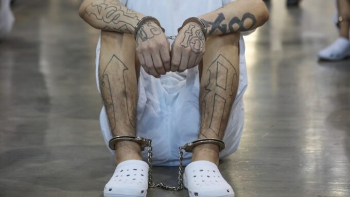 Agentes custodiando a procesados por extorsión agravada tras el fallo de la justicia en El Salvador.