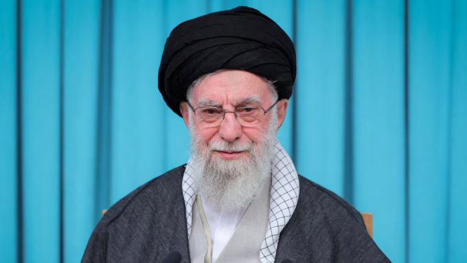 Humo en Teherán tras el ataque a Ali Khamenei y objetivos militares.