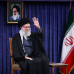 Imagen satelital del complejo de seguridad en Teherán con columnas de humo tras el ataque que generó dudas sobre el paradero de Ali Khamenei en 2026.
