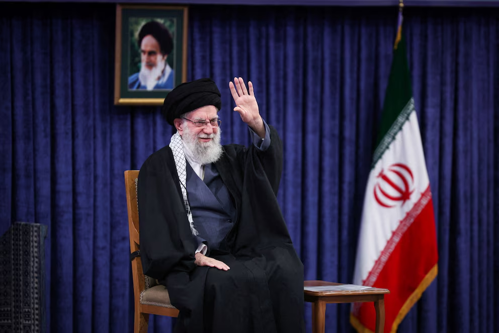 Imagen satelital del complejo de seguridad en Teherán con columnas de humo tras el ataque que generó dudas sobre el paradero de Ali Khamenei en 2026.