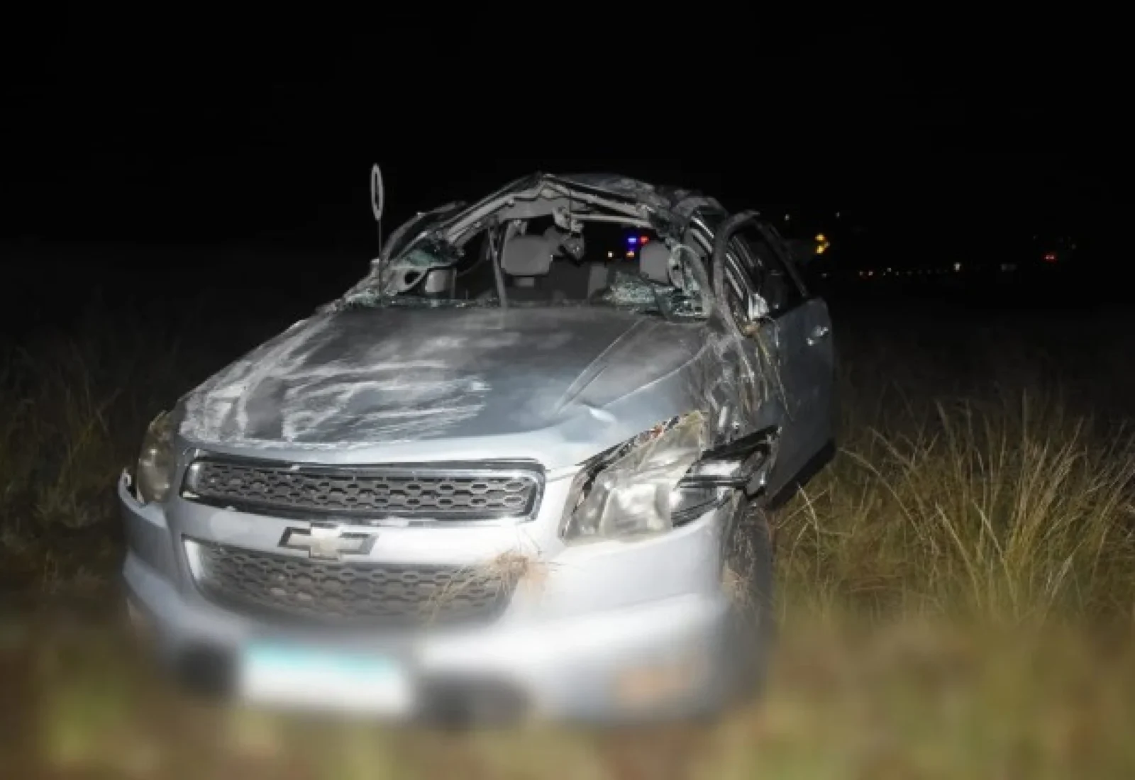 Camioneta Chevrolet S10 volcada tras el siniestro fatal en Artigas cerca del Puente Chiflero.
