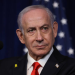 magen de noticia de Uruguay al Día sobre los recientes ataques en Irán con el rostro del ayatolá Ali Khamenei y el titular de tensión en el liderazgo.