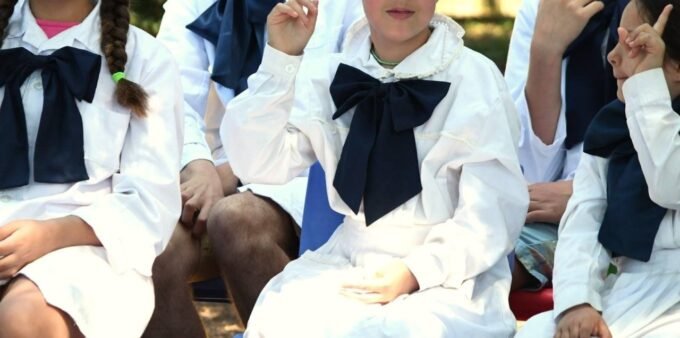 Niños uruguayos preparados para la vuelta a clases en Uruguay con sus mochilas.