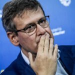 Escudo de Uruguay frente a la Torre Ejecutiva, símbolo de por qué Jorge Díaz tiene que renunciar tras el escándalo.