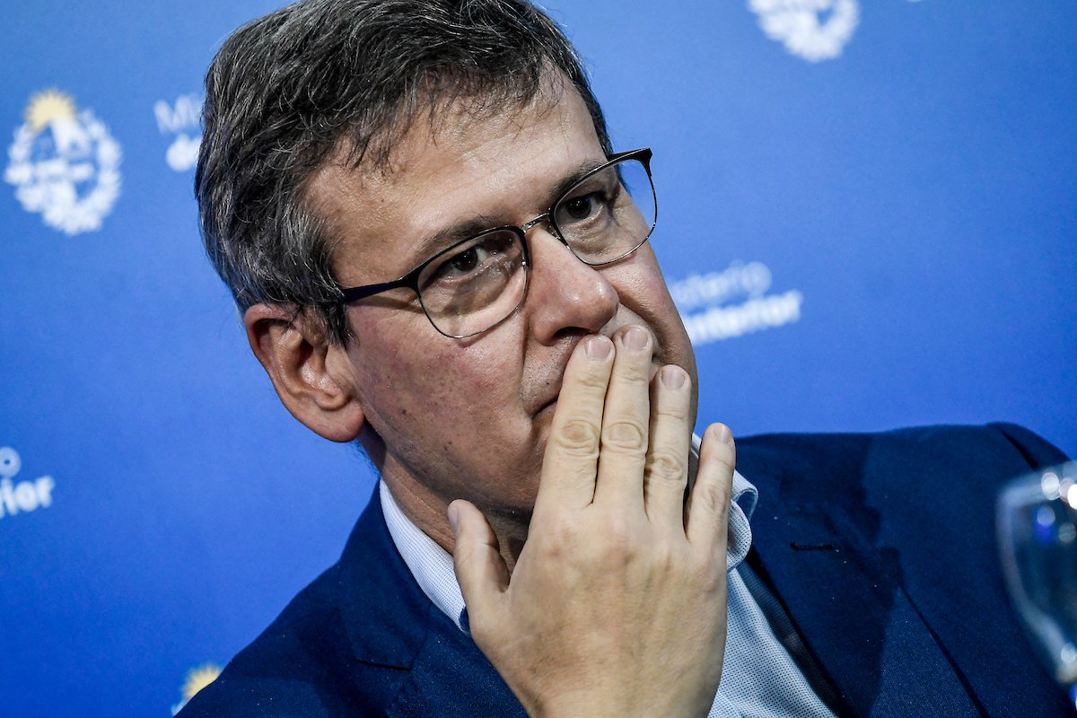 Escudo de Uruguay frente a la Torre Ejecutiva, símbolo de por qué Jorge Díaz tiene que renunciar tras el escándalo.