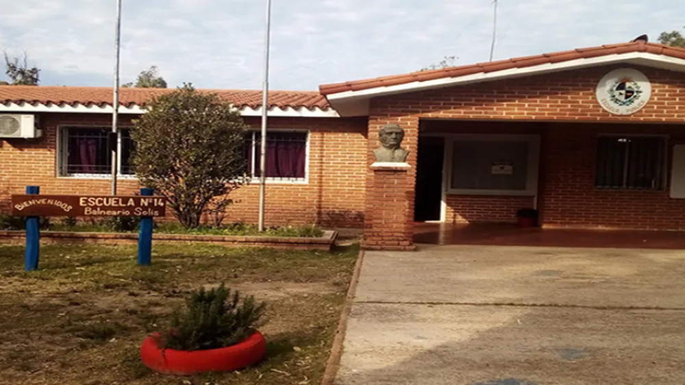 Fachada de la Escuela 14 de Balneario Solís en el departamento de Maldonado.