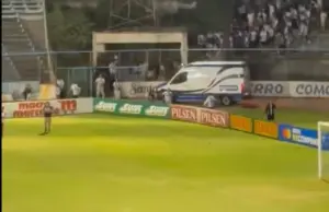 Los hinchas de Cerro protagonizaron serios incidentes con la policía en el Tróccoli