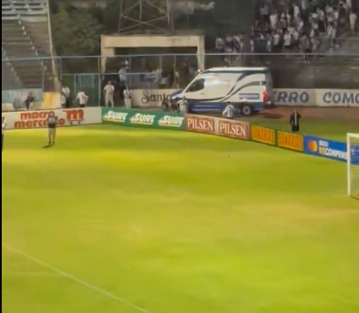 Hinchas de Cerro invaden la cancha por seguridad