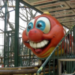 Investigadores en el juego Gusanito Manzana tras la tragedia en el Parque Rodó.