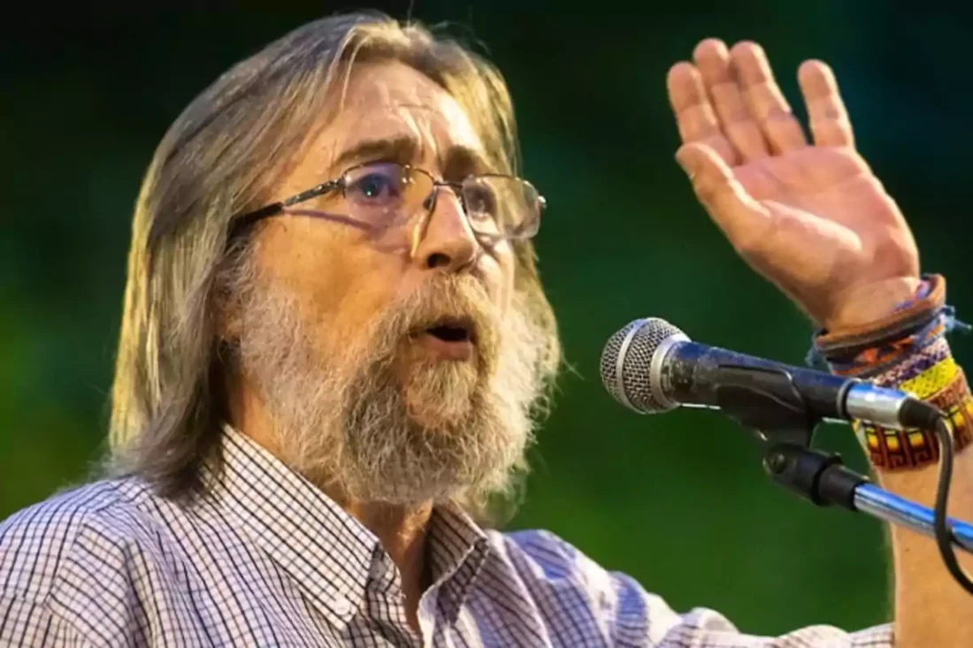 Infografía del pasado de Gustavo González detallando sus años de funcionario público y estancia en El Salvador.