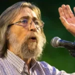 Infografía del pasado de Gustavo González detallando sus años de funcionario público y estancia en El Salvador.