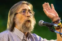 Infografía del pasado de Gustavo González detallando sus años de funcionario público y estancia en El Salvador.