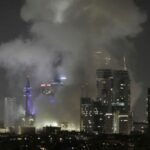 Humo negro sobre los rascacielos de Palm Jumeirah tras el ataque de Irán a Dubái con drones y misiles de largo alcance.