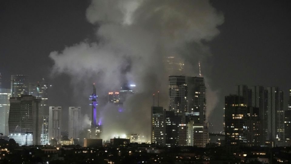 Humo negro sobre los rascacielos de Palm Jumeirah tras el ataque de Irán a Dubái con drones y misiles de largo alcance.
