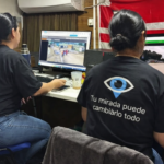 Operadores del centro de monitoreo coordinando la respuesta del sistema Ojos en Alerta Florida.