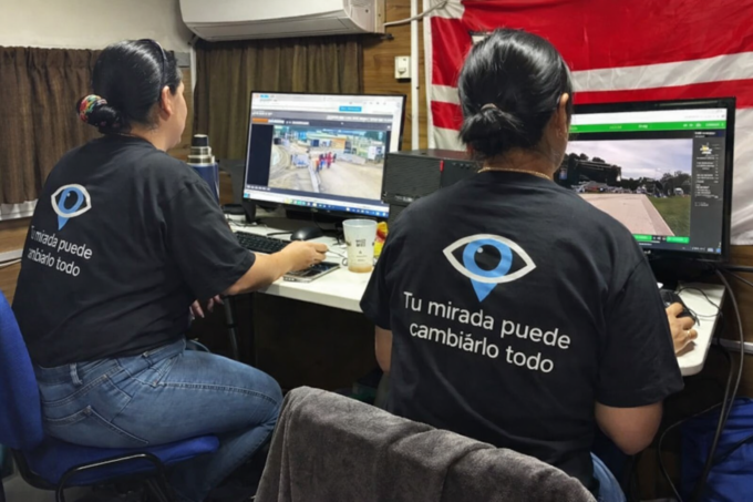 Operadores del centro de monitoreo coordinando la respuesta del sistema Ojos en Alerta Florida.
