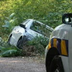 Escena del crimen tras la emboscada a policía en Paso de la Arena con impactos de bala.