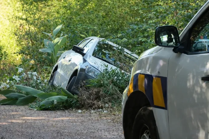 Escena del crimen tras la emboscada a policía en Paso de la Arena con impactos de bala.