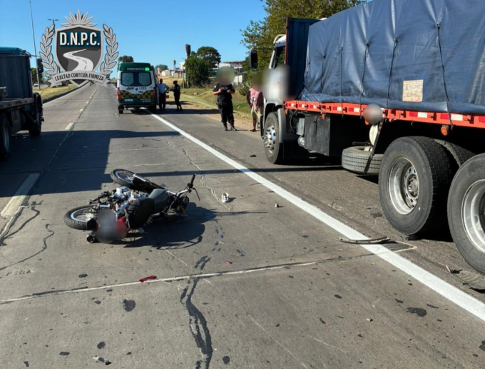 Ambulancia y policía trabajando en el siniestro en Ruta 5 kilómetro 8.500.