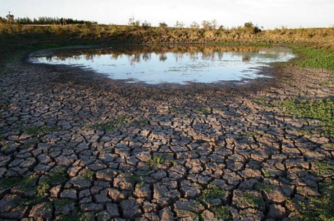 Vista de la represa Paso Severino con niveles bajos de agua por la sequía en Uruguay.