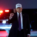 Niños observan un misil iraní en Siria cerca de los Altos del Golán, tras la represalia por el ataque masivo a Irán