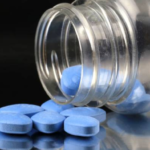 Investigaciones sobre Viagra y Alzheimer muestran cápsulas de sildenafilo y una representación del cerebro humano.