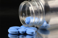 Investigaciones sobre Viagra y Alzheimer muestran cápsulas de sildenafilo y una representación del cerebro humano.