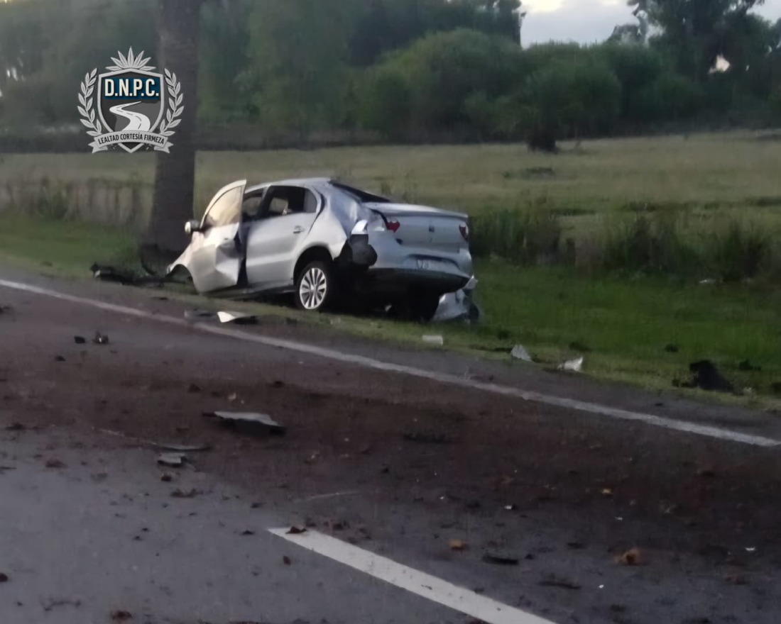 Escena de un accidente fatal en Ruta 1 con un vehículo volcado cerca de Colonia Valdense.