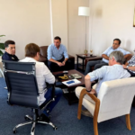 Fotografía del intendente de Salto, Carlos Albisu, durante la presentación del proyecto para la creación de la Guardia Municipal de Carlos Albisu junto a autoridades departamentales