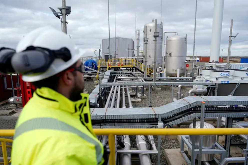 Un trabajador con equipo de <strong><figcaption id=