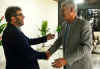 Miguel Díaz-Canel, presidente cubano, sonríe mientras saluda a Fernando Pereira, político uruguayo.