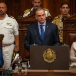 Yamandú Orsi dando su discurso de rendición de cuentas del Gobierno de Orsi ante la Asamblea General.