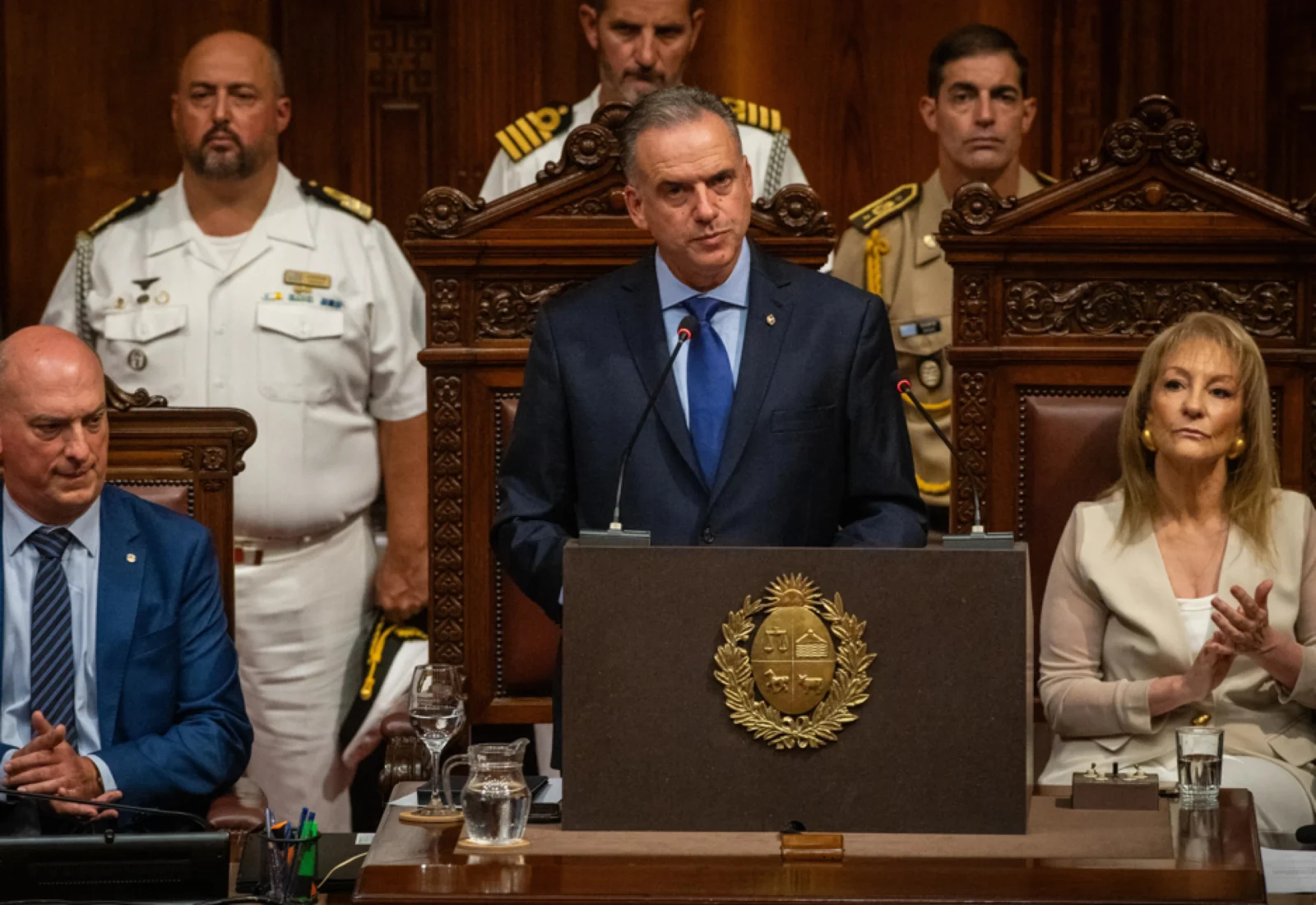 ¡CRISIS DE APROBACIÓN! Orsi intentó maquillar su gestión en la Asamblea para tapar el fracaso. ¿VOS LE CREÉS? 13 Yamandú Orsi dando su discurso de rendición de cuentas del Gobierno de Orsi ante la Asamblea General.