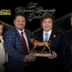 Javier Negre entrega el Premio a la Libertad Económica de la Hispanic Prosperity Gala a Javier Milei en Argentina.