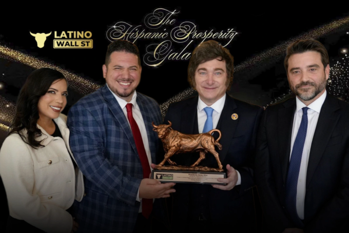 Javier Negre entrega el Premio a la Libertad Económica de la Hispanic Prosperity Gala a Javier Milei en Argentina.