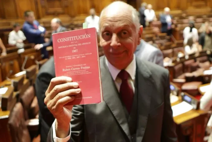 Gustavo Salle pone en jaque la participación de Uruguay en el Mundial