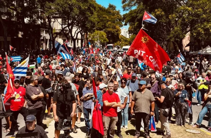 Mientras el PIT-CNT marcha, otros denuncian crímenes de la dictadura en Cuba