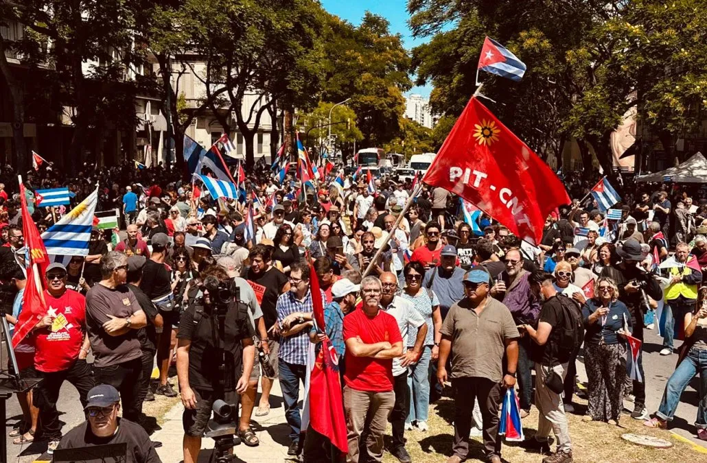 Mientras el PIT-CNT marcha, otros denuncian crímenes de la dictadura en Cuba