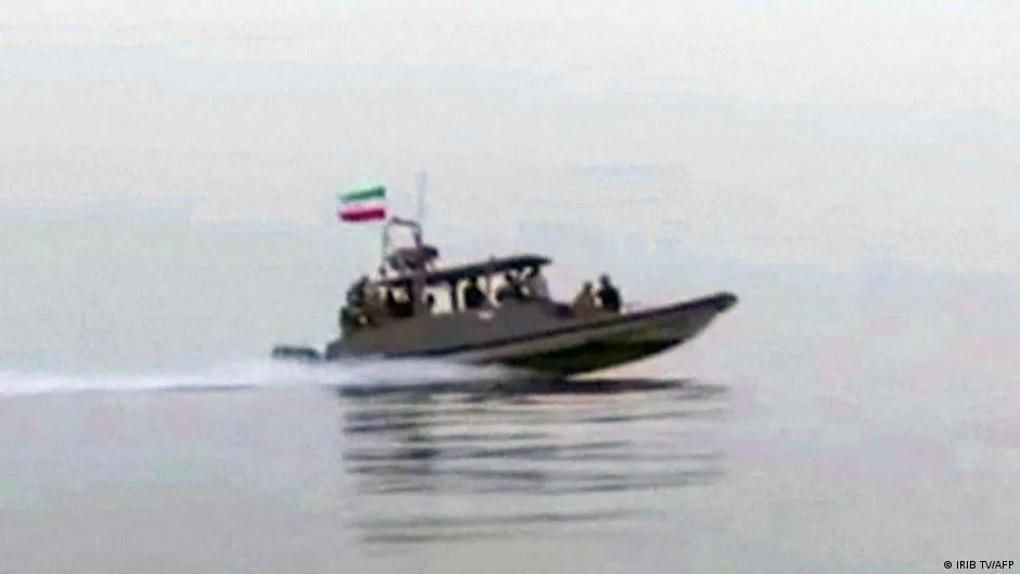 Una lancha patrullera iraní en el estratégico estrecho de Ormuz, un punto clave para el transporte mundial de petróleo.