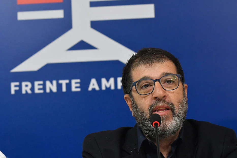 Fernando Pereira hablando en un acto político del Frente Amplio