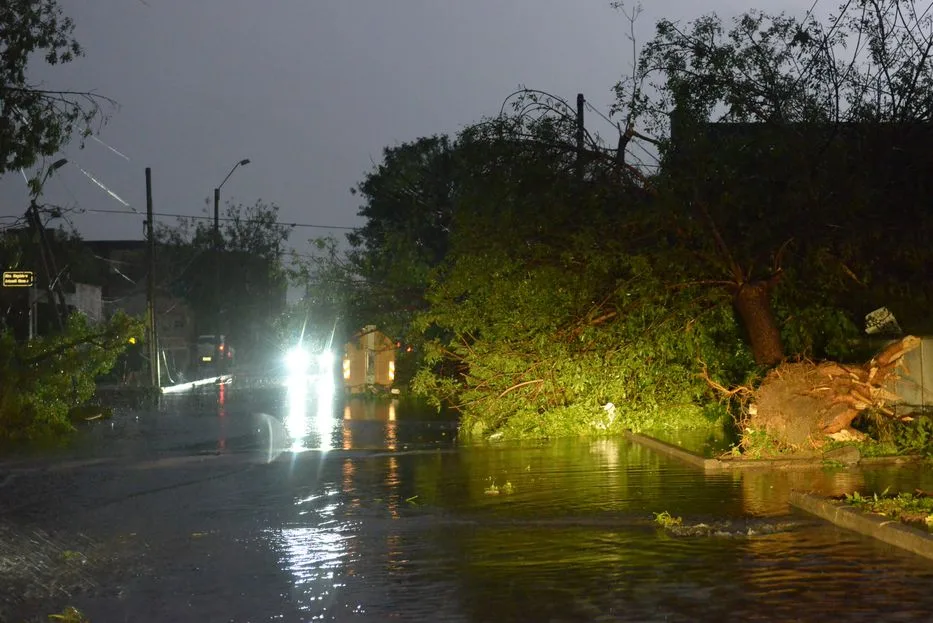 Ciclón en el Atlántico amenaza con ráfagas intensas en el sur de Uruguay.