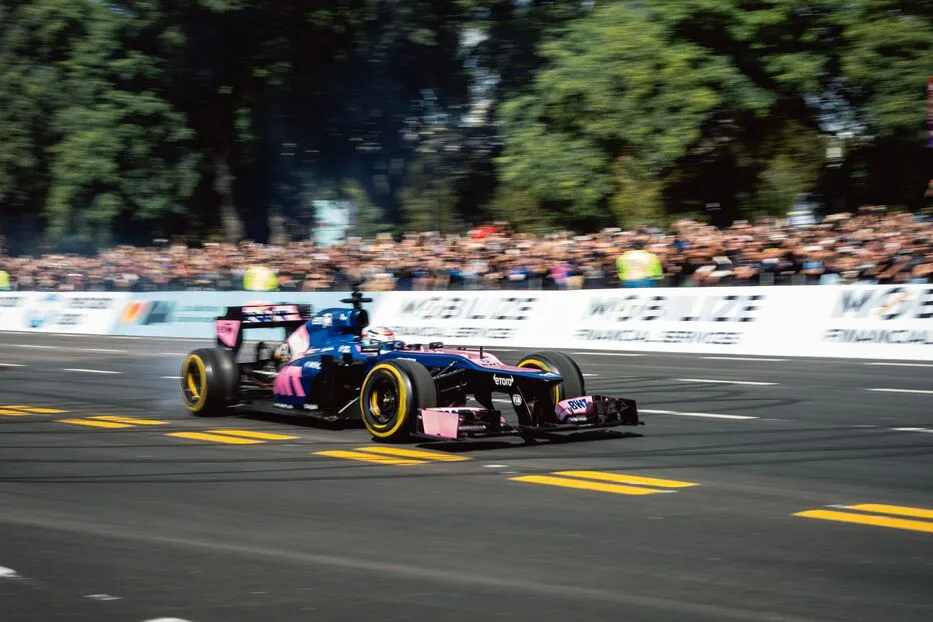 Franco Colapinto deslumbró a miles de fanáticos en el Road Show de Buenos Aires con un Lotus V8.