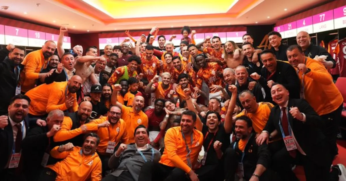 Mauro Icardi celebra junto a sus compañeros del Galatasaray tras vencer al Fenerbahçe 3-0 en un partido clave para la Süper Lig.