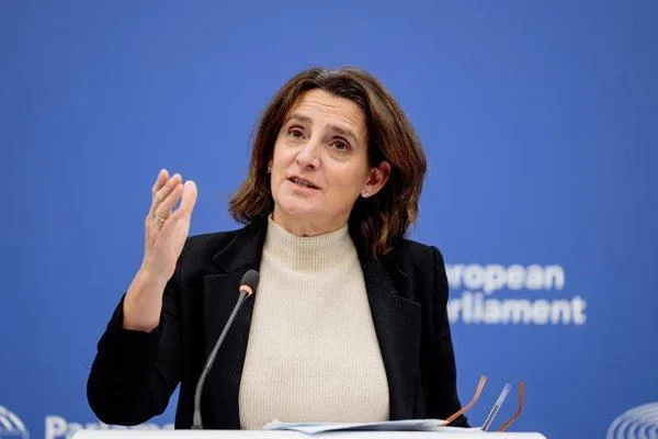 Bruselas propone reducir impuestos a la electricidad y frenar cortes pj