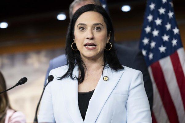 Congresista democrata denuncia amenazas tras pedir el impeachment de Hegseth pj