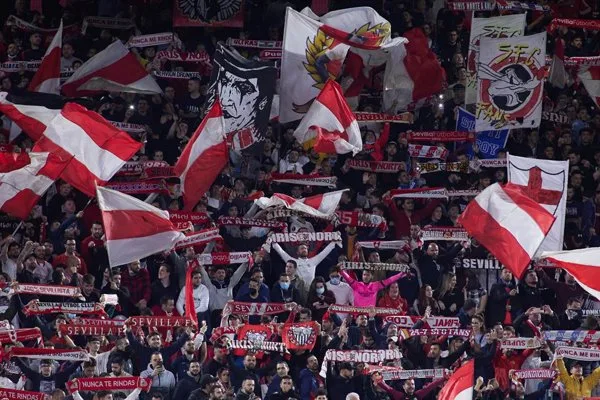 Detienen a tres ultras del Sevilla FC por agredir a un vigilante previo al partido contra el Valencia CF