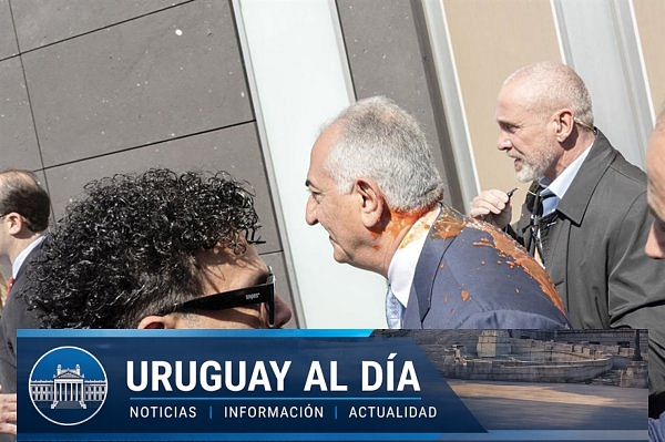 Detienen a un hombre por arrojar salsa de tomate al pj
