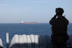 EEUU intercepta buque mercante en el mar Arabigo y lo.jpg